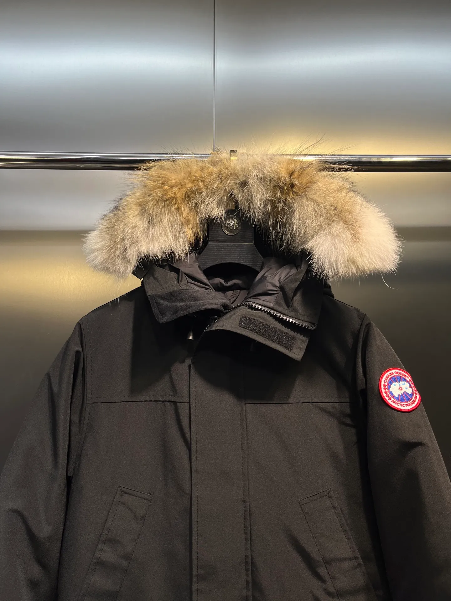 P840 𝘾𝘼𝙉𝘼𝘿𝘼 𝙂𝙊𝙊𝙎𝙀Big Goose 13# The design of Big Goose 13 is simple and elegant, a little longer than the 08 model, more suitable for men and suitable for business people. This down jacket is popular for its simple design, which is not only practical but also has a certain sense of fashion. In terms of applicability, the Daye 13 model provides good thermal insulation performance. Its thermal insulation coefficient is level 5, which can provide enough warmth and is suitable for wearing in cold environments. In addition, the Daye 13 model also has a high cost performance. Compared with other models, it provides a better balance between price and performance, making it more competitive in the market.  size：xs-xxl